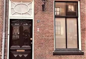 De Buurvrouw Nr.18 allows 18 year olds to book a room