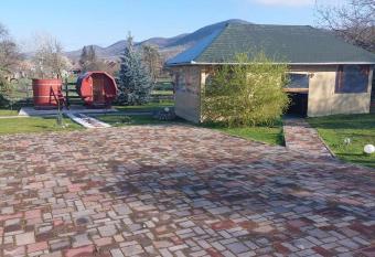 Hegyalja Vend  gh  z has rooms with a private hot tub