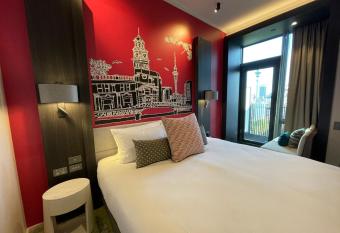 Mercure Auckland Queen Street has Balcony rooms