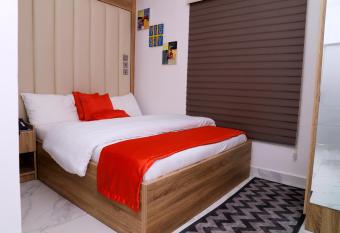 GAZANIA CLASSIC SUITE, RHODABODE APT. allows 18 year olds to book a room