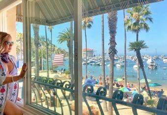 The Edgewater has Balcony rooms