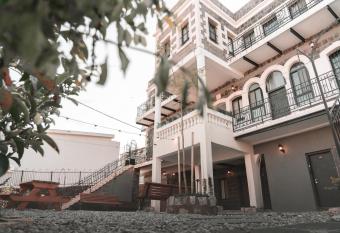 Beit Vardi allows 18 year olds to book a room