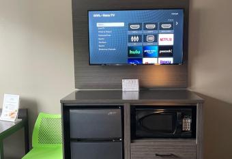 Wingate by Wyndham Lake George has rooms with a private hot tub