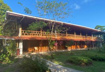 Miss Junie s Lodge has Balcony rooms