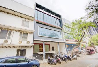 OYO Townhouse 79846 Townhouse 292 Atal Chowk Indirapuram Ghaziabad allows 18 year olds to book a room