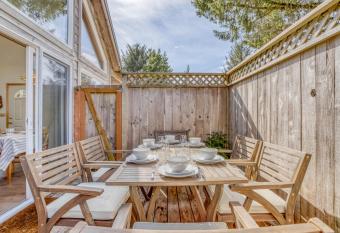 Puffin Hollow has Balcony rooms