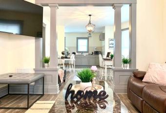 6BR Retreat-Great for Reunions and Getaways minutes from Niagara Falls has Balcony rooms