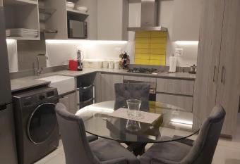 THE MEDIAN ROSEBANK JOHANNESBURG SOUTH AFRICA has rooms with a private hot tub