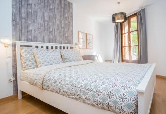 AZ El Balc  n de Espoz y Mina II allows 18 year olds to book a room