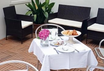 CASABONA1910 bed&breakfast allows 18 year olds to book a room