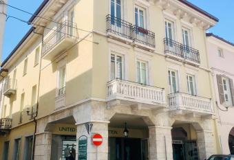 Roma 141 has Balcony rooms