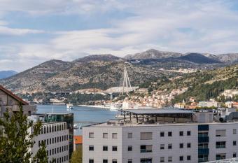 Apartment Jelena has rooms with a private hot tub