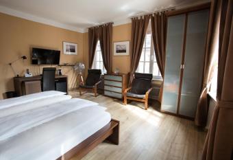 Stadthotel J  lich allows 18 year olds to book a room