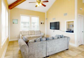 Coastal Cabana has Balcony rooms