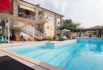 Holiday apartments Nada has Balcony rooms