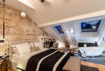 La Vita e Bella V allows 18 year olds to book a room