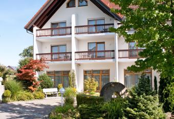 Hotel Waldhorn allows 18 year olds to book a room