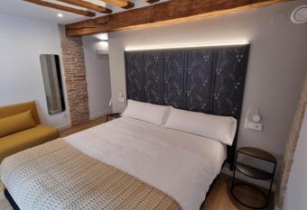 Hostal La R  a allows 18 year olds to book a room