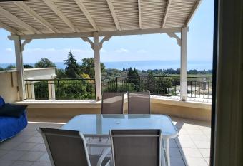              La Balcona has Balcony rooms