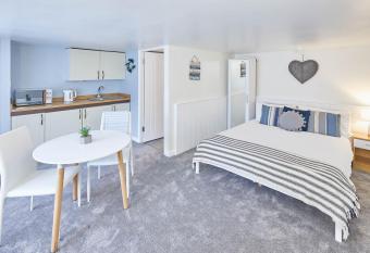 Host & Stay - Princess Place Studio allows 18 year olds to book a room