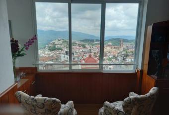 Casa Vista hermosa de taxco has Balcony rooms