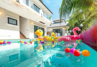 Milan Private Pool Villa Huahin has rooms with a private hot tub