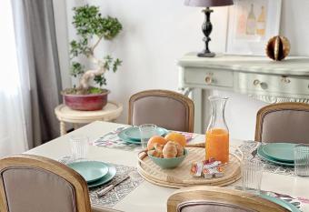 Apartamento  allows 18 year olds to book a room