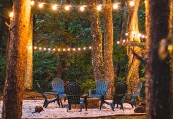 Little Pigeon Cabin - A cozy getaway with hot tub has Balcony rooms