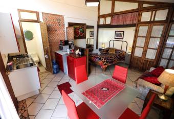 Majikal B&B - Jacaranda has Balcony rooms