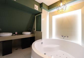 Shinchon Wol Hotel has rooms with a private hot tub