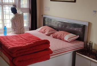 CITY CROWN GUEST HOUSE has rooms with a private hot tub