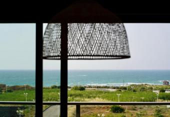 4 Bedroom Beach Apartment with Stunning Views allows 18 year olds to book a room