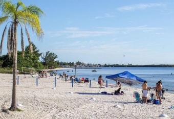 Little Harbor Resort #507 Tampa Bay Fl Beach has rooms with a private hot tub