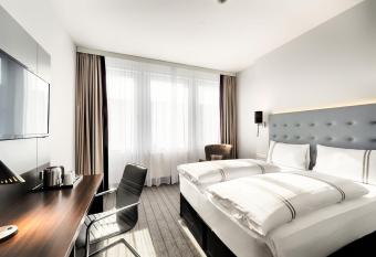 Premier Inn M  nchen City Ost allows 18 year olds to book a room