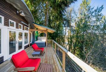 McKenzie View Cottage has Balcony rooms