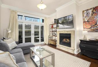 The Metro - DTWN Fay Condo - 2 Blocks to Dickson St has Balcony rooms