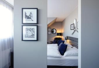 Airporthotel Berlin-Adlershof allows 18 year olds to book a room