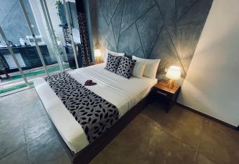 8 Plus Motels has rooms with a private hot tub