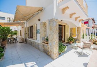 Villa Hibiscus has Balcony rooms