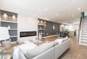 Artsy Hidden Gem ll -Free Parking --- has rooms with a private hot tub