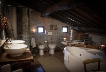 La Mora Exclusive has rooms with a private hot tub