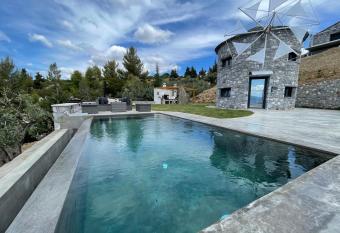 Windmills Village Amarynthos has rooms with a private hot tub