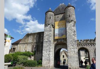 Studio de la porte de Samois allows 18 year olds to book a room