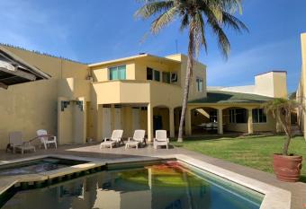 CASA con alberca, s  per ubicaci  n. Puerto de Veracruz allows 18 year olds to book a room