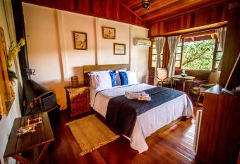 POUSADA APOEMA PETR  POLIS-Rj has rooms with a private hot tub