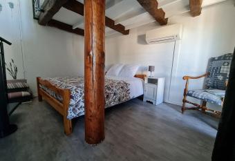 Le 44 avec balcon vue mer allows 18 year olds to book a room