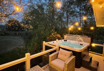 Torrey Pines - luxury hot tub lodge with free golf for guests has Balcony rooms