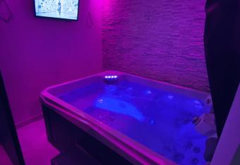 Lh Rooms Location has rooms with a private hot tub