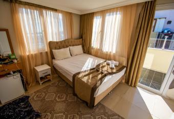 Ozyurt Hotel Istanbul - Old City allows 18 year olds to book a room