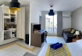 Studio Le Sunrise au Manganao allows 18 year olds to book a room